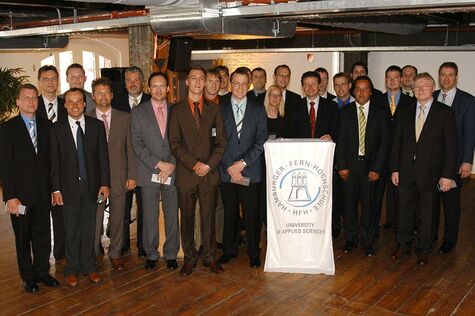 Gruppenbild der Absolvent:innen bei der HFH-Diplomfeier 2007