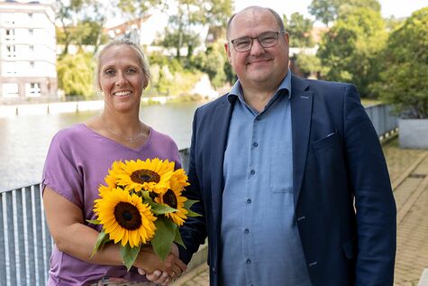 Bild mit Blumenstrauß Professorin Gaede-Illig und Professor Binckebanck