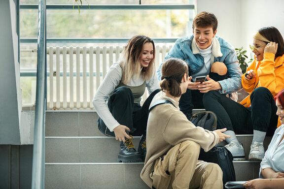 Gruppe von lachenden Studierenden