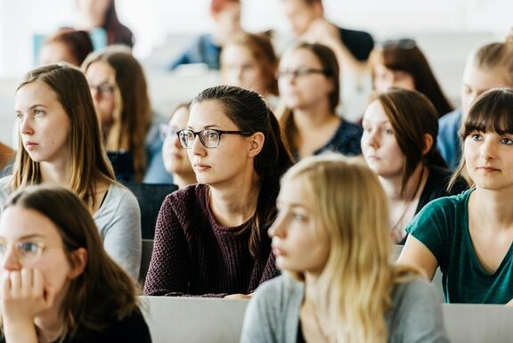 Weibliche Studierende in einem Hörsaal