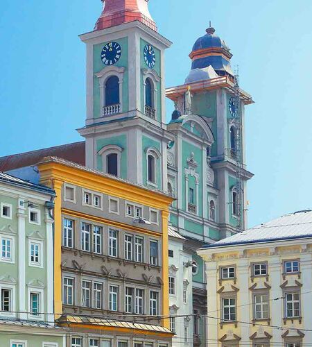 Hauptplatz bei Sonnenschein in Linz mit dem Alten Dom (Ignatiuskirche) im Hintergrund, Österreich