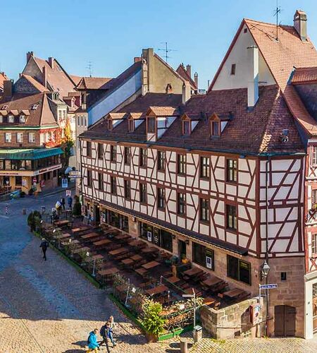 Blick auf den Tiergaertnertorplatz, das Albrecht-Duerer-Haus sowie die Altstadt und das Schloss in Nuernberg, Deutschland.