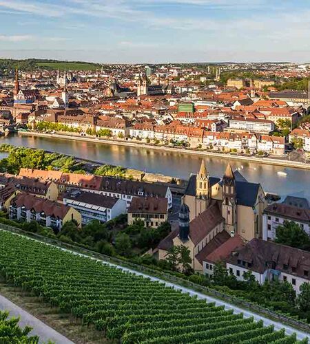 Wunderschöner Blick von den Weinbergen hinunter auf Würzburg bei Sonnenuntergang, in Deutschland.