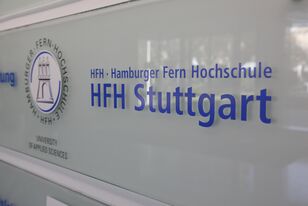 HFH-Logo am Studienzentrum Stuttgart