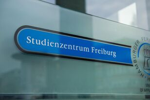 Schriftzug Studienzentrum Freiburg an HFH-Tür
