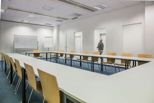 HFH-Fernstudium München Technik und Wirtschaft Innenraum Tische und Stühle