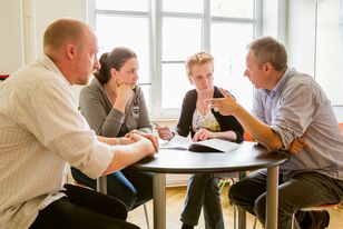 Fernstudium-kleine-Lerngruppe-am-Tisch