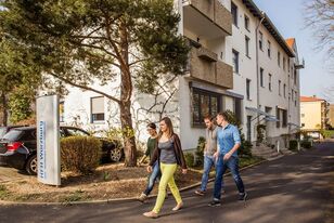 Fernstudium-in-Würzburg-Studenten-vor-dem-Studienzentrum