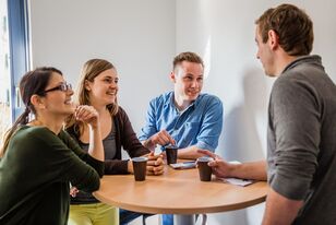 Studenten-während-einer-Pause-im-Gespräch