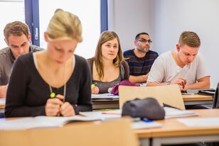 konzentrierte-Studenten-in-einer-Präsenzveranstaltung