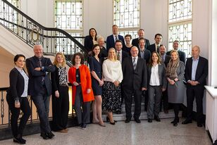 Gruppenbild HFH-Mitarbeitende vor Treppe im Curio-Haus