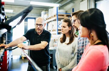 Studierende an Maschine