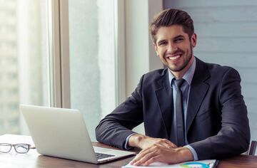 Business-Mann mit Notebook