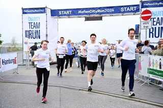 Das HFH-Team beim HafenCity Run 2024 startet.
