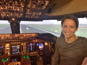 Veronica Schömer im Flugzeugcockpit mit Blick in die Kamera