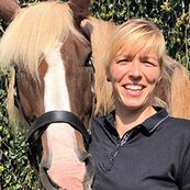 Studierende Jennifer Liffers lächelt neben ihrem Pferd Watson