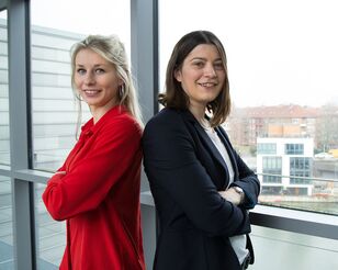Anna Wanke (l.) und Mareike Riebel studieren den dualen Bachelorstudiengang BWL an der HFH.