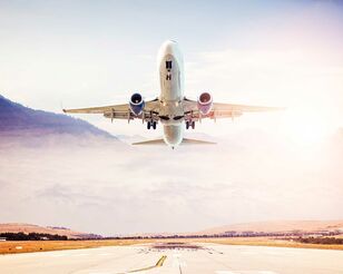 Ein startendes Passagierflugzeug von unten