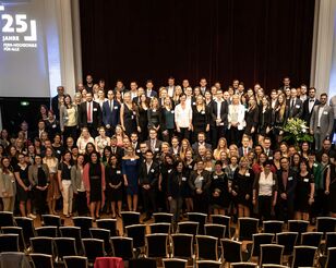 Gruppenfoto der Absolventinnen und Absolventen bei der HFH-Absolventenfeier 2023