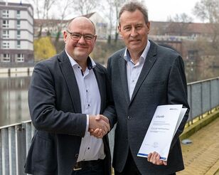 Prof. Dr. Lars Binckebanck und Prof. Dr. Wolf-Eckhard Kautz schütteln Hände bei Urkundenübergabe