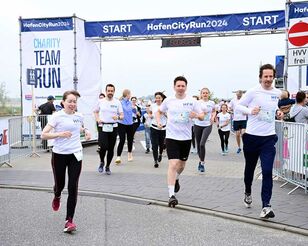 Das HFH-Team beim HafenCity Run 2024 startet.