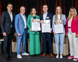 Gruppenfoto mit 6 Personen und den Gewinnern und Gewinnerinnen des Logistik-Nachwuchswettbewerbs 2024