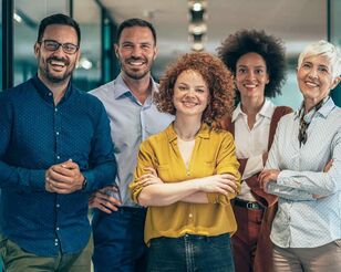 Gruppe aus drei Frauen und zwei Männern lachend