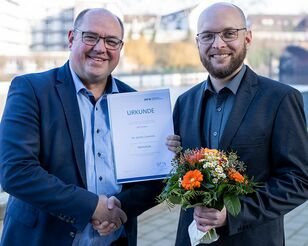 HFH-Präsident Prof. Dr. Lars Binckebanck überreicht Ernennungsurkunde an Prof. Dr. Björn Gwiasda zur Professur im Master Maschinenbau