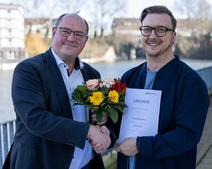 HFH-Präsident Prof. Dr. Lars Binckebanck begrüßt Studiengangsleitung Prof. Dr. Benjamin Bohn.