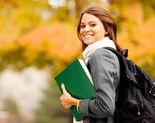 Studentin mit Buch beginnt im Herbst Studium.