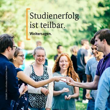 Gruppe junger Menschen mit Schriftzug "Studienerfolg ist teilbar"