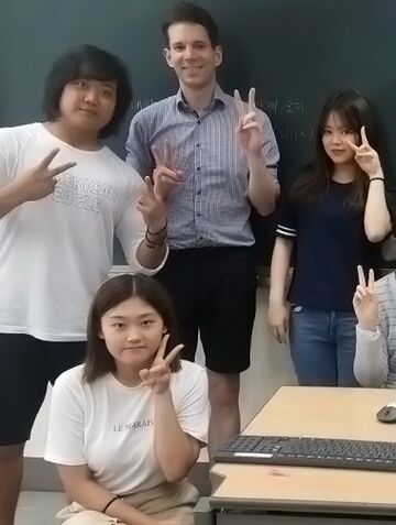 Tobias Herrmann mit koreanischen Studierenden