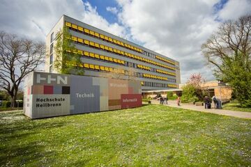 Fernstudium-Gebäude-des-Studienzentrums-und-HILL