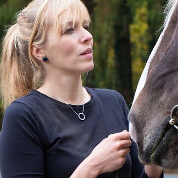 HFH-Studierende Jennifer Liffers während ihres pferdegestützten Coachings