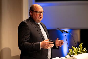 HFH-Präsident Prof. Dr. Lars Binkebanck hält Festrede am Rednerpult