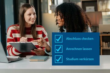 Zwei junge Frauen an Tisch mit Tablet. Eingeblendete Checkliste.