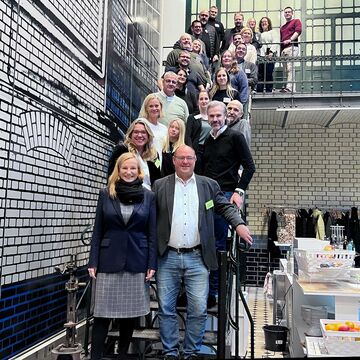 Gruppenbild mit Personen auf Treppe