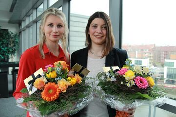 Anna Wanke und Mareike Riebel mit Blumenstrauß