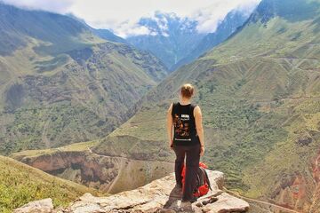 Bettina Mandel blickt hinunter auf den Colca Canyon in Peru