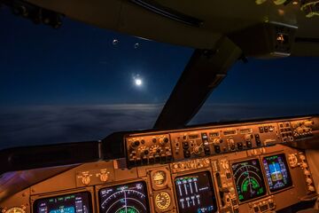 Blick aus dem Cockpit bei Nacht mit Vollmond