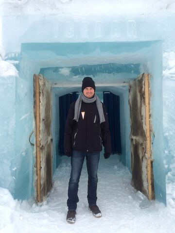 Michael Weisheit in Schweden vor Eishöhle